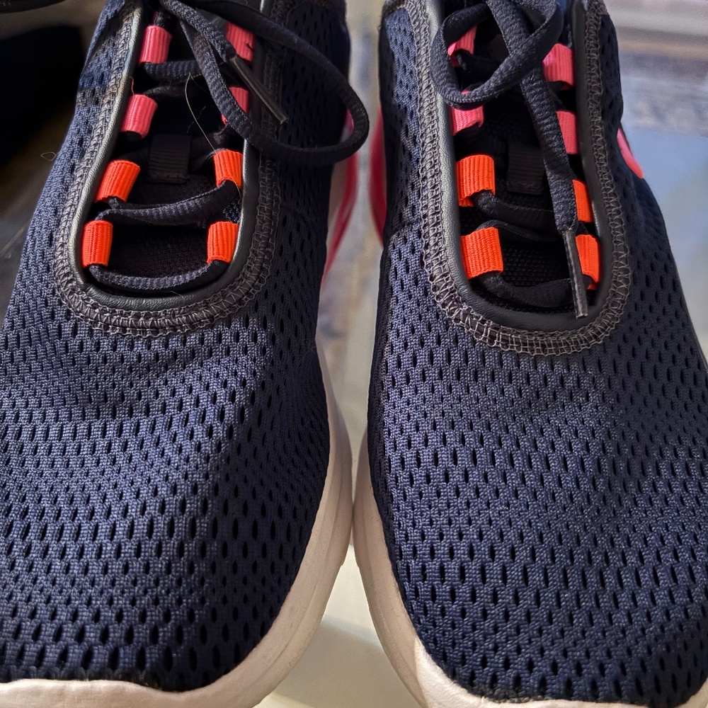 Women’s  Nike Air shoes size 7.  Like new!
